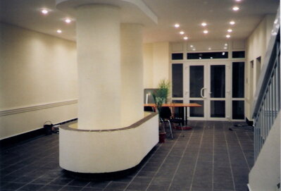 Interiér vstupnej haly administratívnej budovy v BA